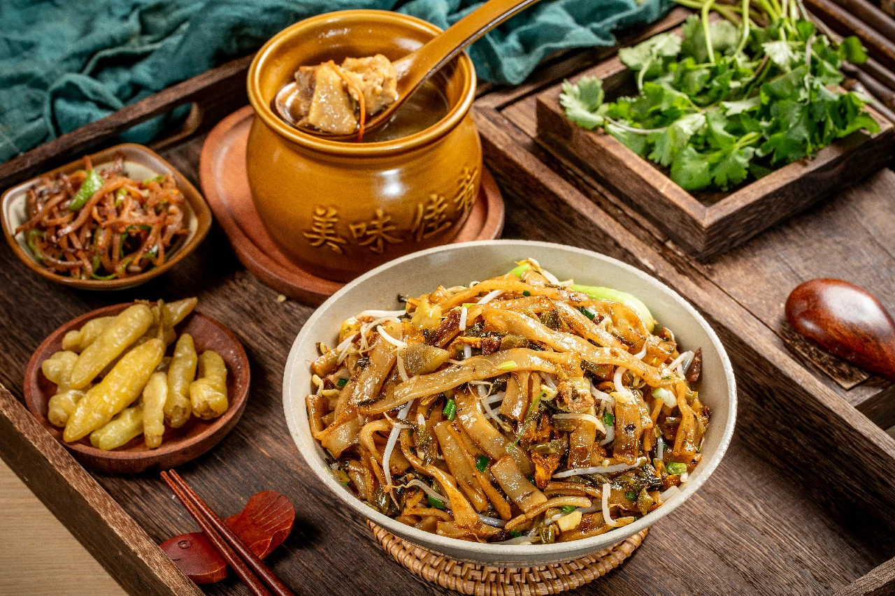 老坛酸菜蛋炒河粉